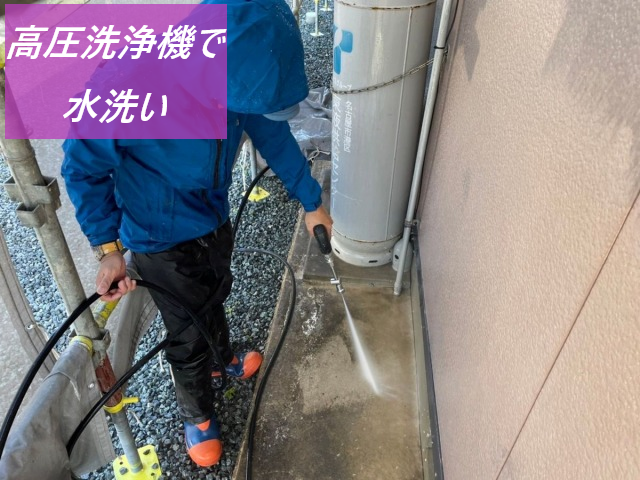 コンクリート部分を高圧洗浄機で水洗い中